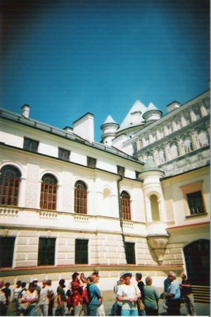 na dziedzińcu zamkowym - wejścia do pomieszczeń obramowane są kamiennymi portalami znakomitej roboty, elewacje budowli zdobią wspaniałe dekoracje malarskie typu