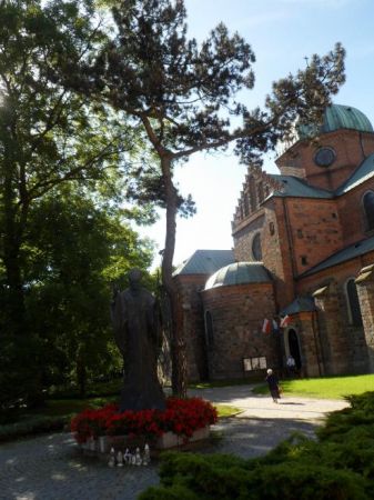 pomnik papieża Jana Pawła II przed Bazyliką Katedralną pw. Wniebowzięcia NMP.