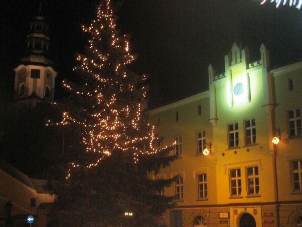 Do pomyślnego rozwoju Międzylesia przyczynił się również rozwój tkactwa lnianego. W okresie wojen śląskich Międzylesie przechodziło z rąk do rąk, co przyniosło