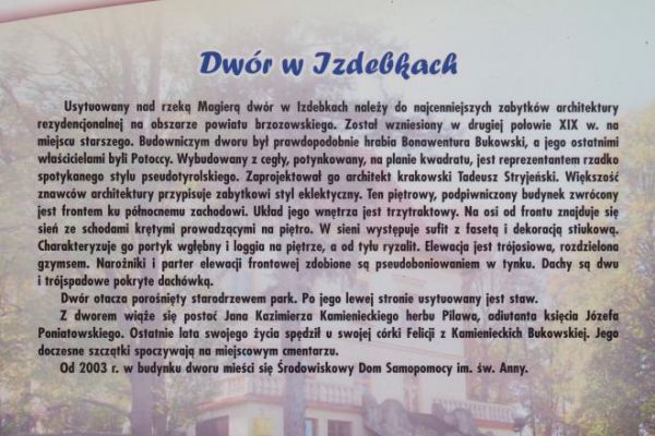 kompendium wiedzy o historii i zabytku - na planszy, przy głównej alei dworskiej.