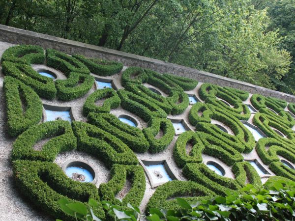 tarasy ogrodowe - tu sektor "geometrycznie uporządkowany" a w każdym  "gnieździe" wodotrysk - no, ale to Zamek Książ !