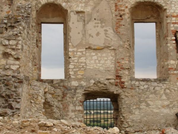 Zamek wybudowany w I poł. XVI wieku przez Mikołaja Firleja i jego syna – Piotra Firleja, pozniej w rekach Lubomirskich. W 1783 r. J.Lubomirski przegrywa z