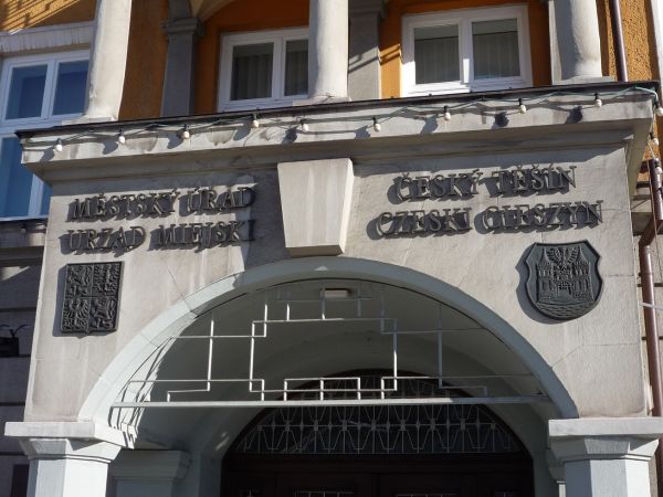 Czeski Cieszyn(Cieszyn Zachodni).Podwójna nazwa Urzędu Miejskiego.