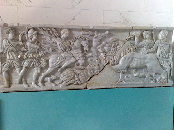 We wnętrzu Świątyni Diany.