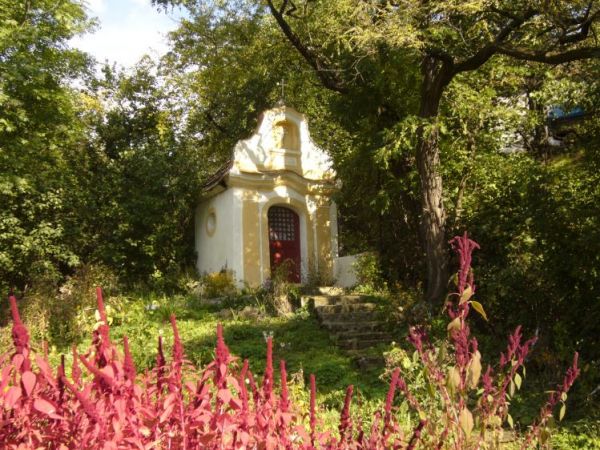 Nasza ładna i zadbana kapliczka.