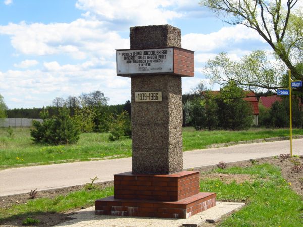 Pomnik pamięci Leona Landowskiego w Starej Czarnej Wodzie, u zbiegu ulic Długiej, Polnej i Starowiejskiej.
