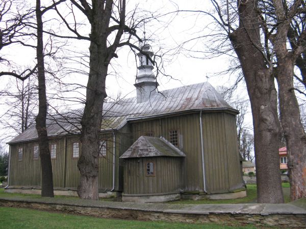 Kościół otoczony jest murem z dzikiego kamienia, który zapewne na początku XX wieku został przebudowany i kamień spojono zaprawą wapienną.