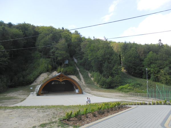 Amfiteatr. W głębi z prawej widoczne nieczynne, zdewastowane skocznie narciarskie.