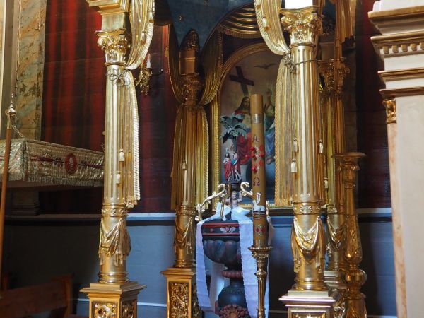 chrzcielnica - pod baldachimem a tu kunsztowne dzieło snycerza Aszklara, on też wykonał ołtarz główny w kościele w m. Rymanów.