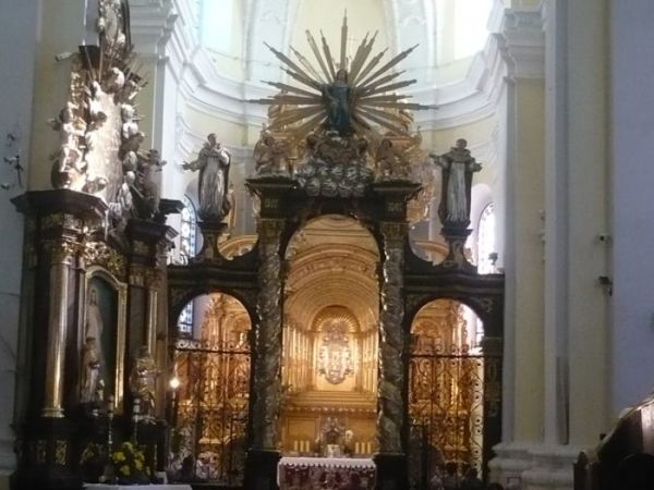 Do kaplicy MB Gidelskiej prowadzi rokokowa okratowana brama 
wsparta na spiralnych kolumnach,wieńczą ją rzeźby MB Królującej
po bokach św. Dominik i Rajmund.