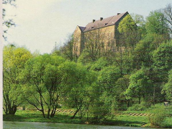 zza Sanu: na zamek ... "zamek ma raczej skromną architekturę, wygląda po prostu na jednopiętrowy dom; tylko grubość murów w oknach wskazuje, że był czymś więcej