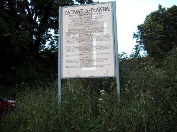 Przy wejściu na drogę krzyżową stoi tablica z krótkim opisem historii Pławnej.