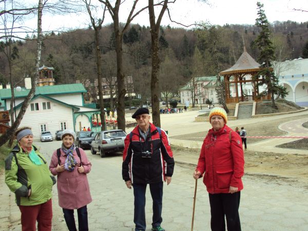 znany historyk sztuki i wielki miłośnik Iwonicza dr Juliusz Ross wskazywał, iż największą osobliwość turystyczną stanowi centrum starego uzdrowiska, tworzące za