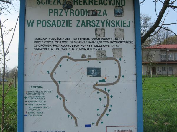 przy wejściu na teren "Pańskiego Ogrodu" - tj. parku dworskiego: plansza z opisem ścieżki rekreacyjno- przyrodniczej a tam pomnikowe modrzewie, dęby, lipy i jes