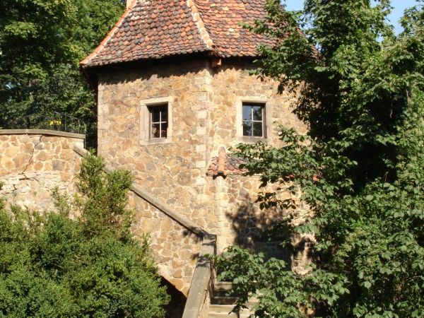 Zamek Książ - wybudowany w latach 1288-1292 przez księcia świdnicko-jaworskiego Bolka I Surowego . Od 1509 r. jako zastaw, a od 1605 r. wykupiony i wlasnosc dzi