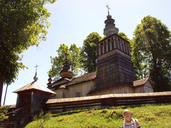 cerkiew łemkowska, z 1762r. cenne wyposażenie, odremontowana, ubogacone obejście, pozorny parkan nakryty parapetem, schody i bramka w ogrodzeniu.