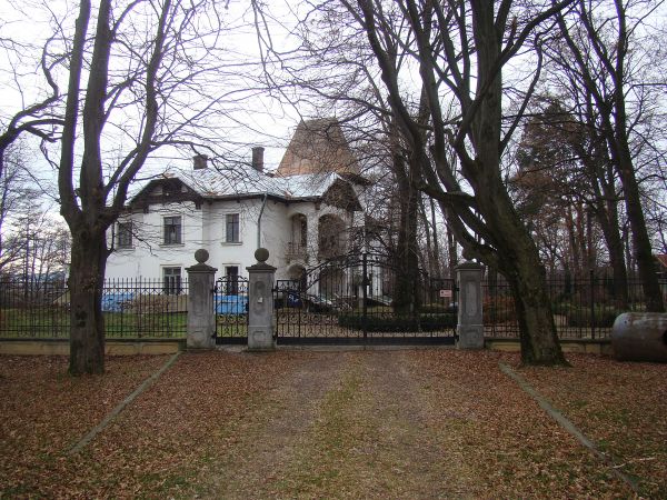 pałac, XIXw. - na rzucie litery L, przy fasadzie wieża i loggia, aleja grabowa, dużo pomnikowych drzew.