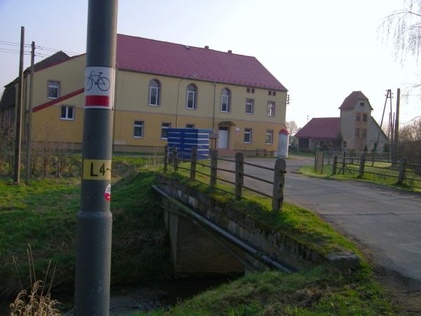 świetlica to duży budynek w oddali remiza strażacka ale to już przeszłość bo jest dom mieszkalny była również szatnia dla zawodników drużyny piłki nożnej