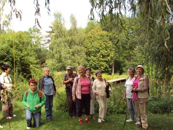 na zdjęciu: studenci - słuchacze Uniwersytetu Trzeciego Wieku z Sanoka przy dworskich stawach podczas rajdu na trasie: Nowotaniec - Wola Sękowa - Pielnia.
