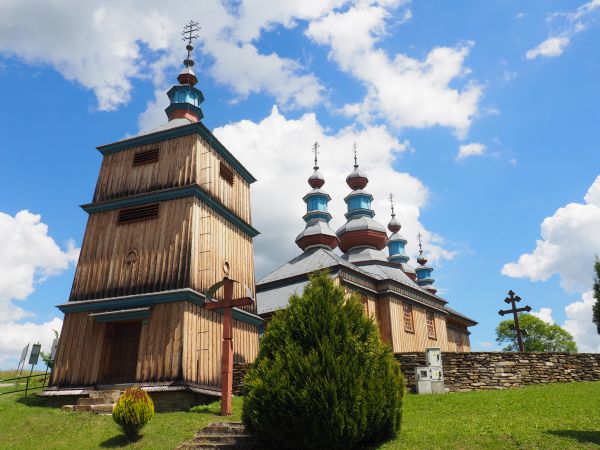 cerkiew - wzniesiona po pożarze z 13.09.2006r. - od podstaw, w całości, dzwonnica ocalała a wzniesiona w 1834r., widoczny fragment okalającego murku z polnych k