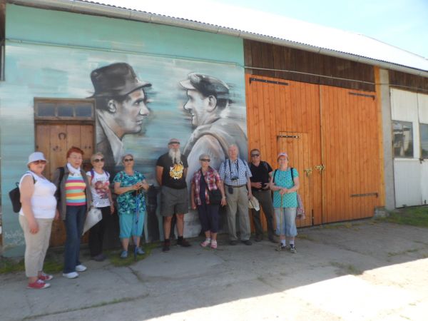 pan sołtys nas przyjął i mural udostępnił - dziękujemy ! Warto też dodać, iż co  roku w maju w "Sztygarce Hetmańskiej" w Solinie odbywa się Zlot Leśnych Ludzi i