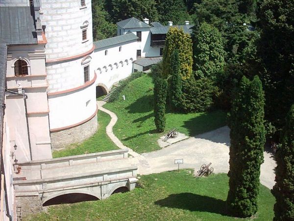 Jedna z najpiękniejszych rezydencji pałacowych w Polsce. Położona 10 km na południe od Przemyśla.  Zamek - pałac powstał w XVI wieku.  Przez kolejne lata rozbud