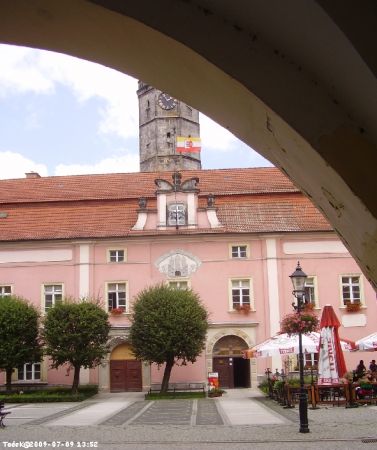 Z Piastowskiej Bramy na Ratusz
