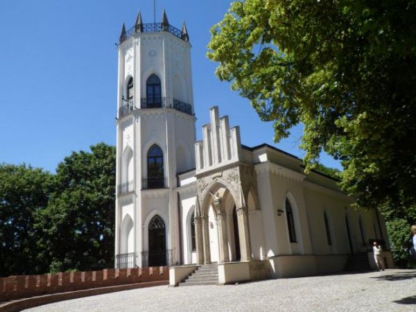 zameczek - pałacyk neogotycki zbudowany został w latach 1828 - 1843 i w sierpniu 1843r. podczas wspaniałego przyjęcia weselnego przekazano go Zygmuntowi Krasińs