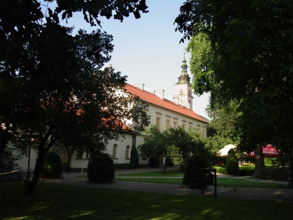 Zamek Zupny. W tle wieza kosciola pw. sw. Klemensa