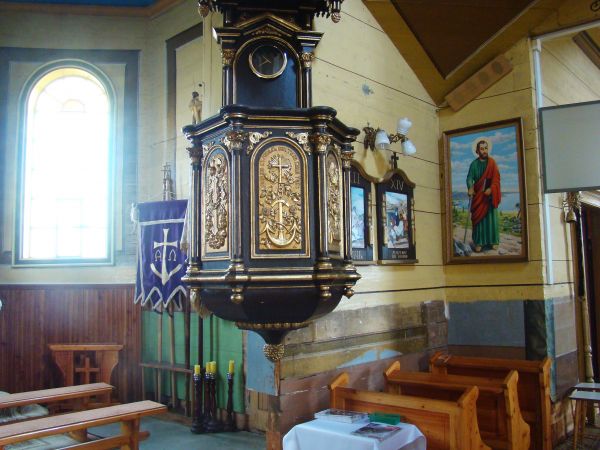 wnętrze świątyni - z odrestaurowaną amboną.