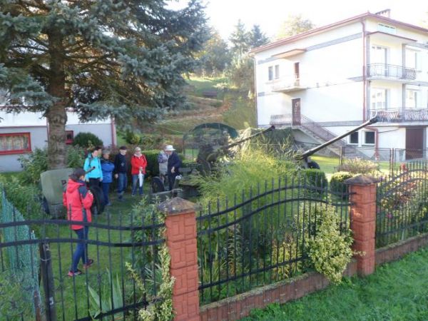 pośród ekspozycji militarnych - pan z pasją opowiada o zbiorach.