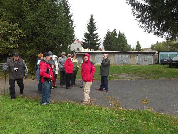 na drodze osiedlowej - obok Zakładu Karnego na widokowe wzgórze Lachawa.