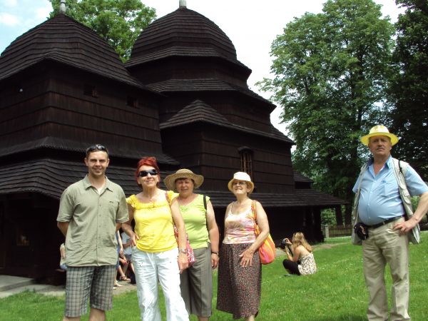 Przed drewnianą cerkwią greckokatolicką pw. Opieki Bogurodzicy - z 1 szej poł. XVIII wieku. Od 1969r. odprawiano w niej nabożeństwa rzymskokatolickie,  w 1972r.
