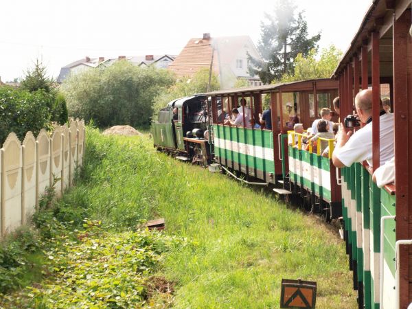 Niechorze. Wyjazd pociągu"retro"ze stacji Niechorze do stacji Trzęsacz.