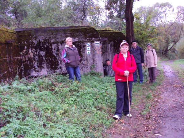 przed / obok : bunkier z systemu umocnień "Linii Mołotowa" - blisko rzeka San płynie a stanowił on linię graniczną między Niemcami hitlerowskimi a Związkiem Rad