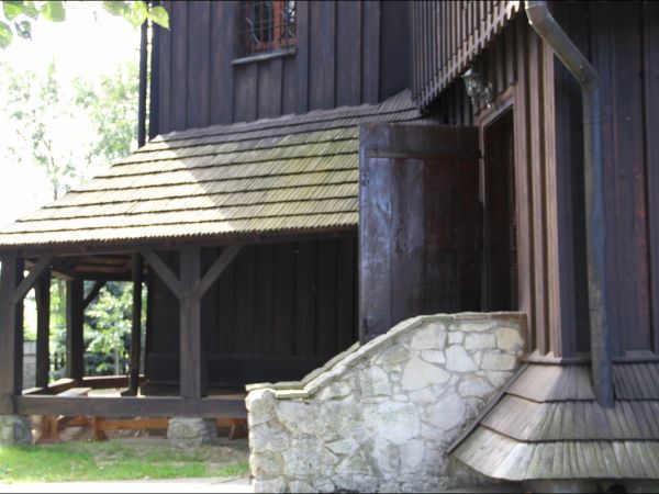 Gotycki , drewniany kościół p.w. Św. Marii Magdaleny wybudowany w 1595 roku  o charakterze obronnym.