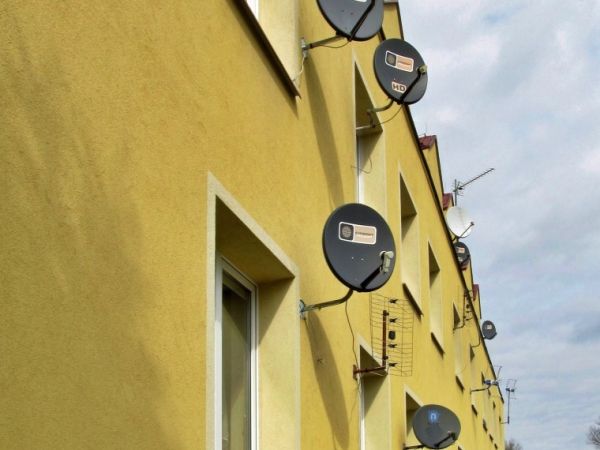 Boczna elewacja bloku mieszkalnego przy ulicy Mickiewicza 8, popularnie zwanego ZOR-y. ZOR-y, to nazwa trzech bloków w tym miejscu i oznacza - Zakładowe Osiedle