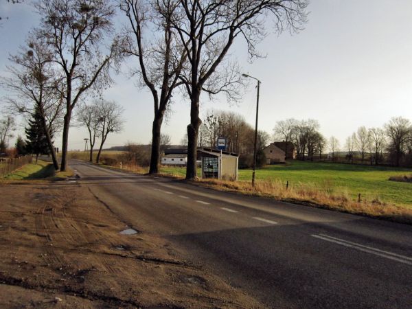 Przystanek auobusowy w Pieckowie. Główna trasa przebiegająca przez Pieckowo,droga 594,widok na początku Pieckowa jadąc od miejscowości Święta Lipka  2011-12-10