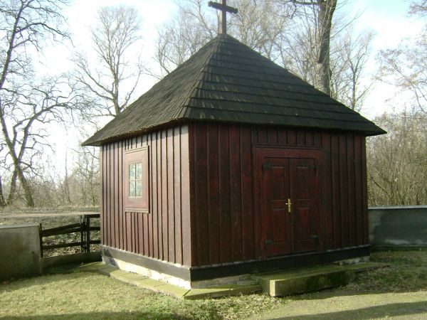 Kępa Polska. Zabytkowa kapliczka przy Kościele Św. Klemensa.