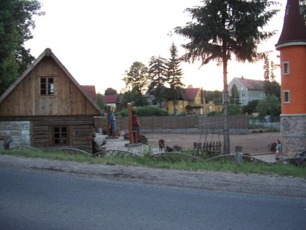 W oddali widać ośrodek zdrowia i szkołę podstawową. Ciekawostką jest to, że na terenie Pławnej Górnej, znajduje się bardzo wiekowy piec,prawdopodobnie służył do