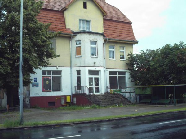 Ulica Krzywoustego. Sklep po schodkach.
Dawne WCH.