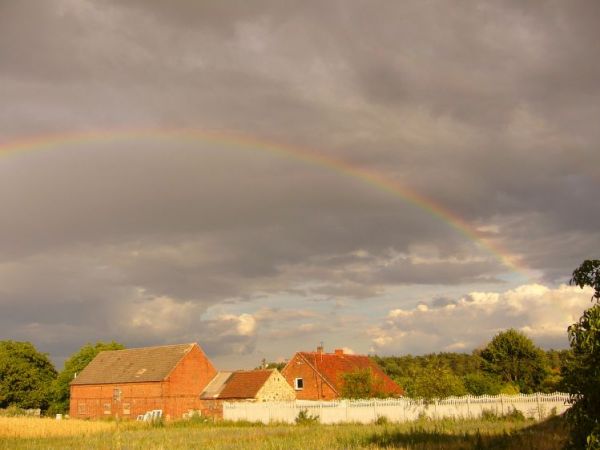 Tęcza nad wsią