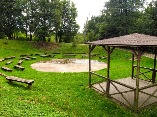 Był kiedyś wiejski, teraz jest miejski plac zabaw, uciech i rozrywki (mpzuir).