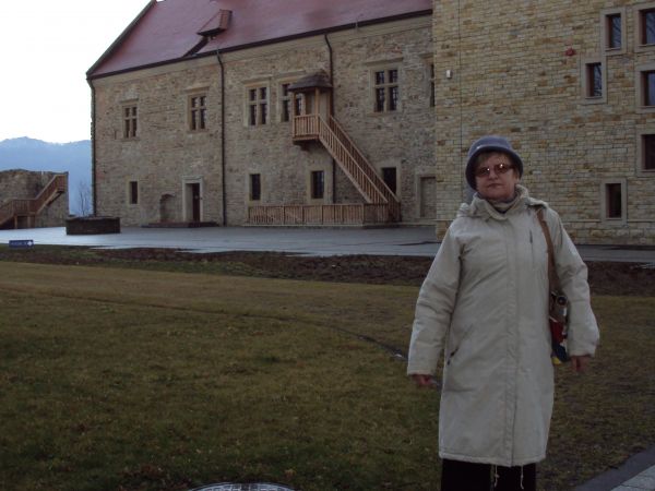 na zamkowym dziedzińcu, po prawej: "skrzydło Beksińskiego" - Zdzisława, malarza.