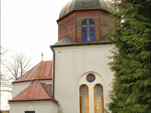 Cerkiew pw. św. Michała Archanioła w Chołowicach . Zbudowana w 1897 r. W 1941 r. spalona. W latach 1993-96 odbudowana.  Obecnie Kościół Pojednania pw. Ducha Świ