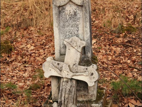 Stary cmentarz greckokatolicki przy cerkwi w Mołodyczu. Obecnie używany sporadycznie .