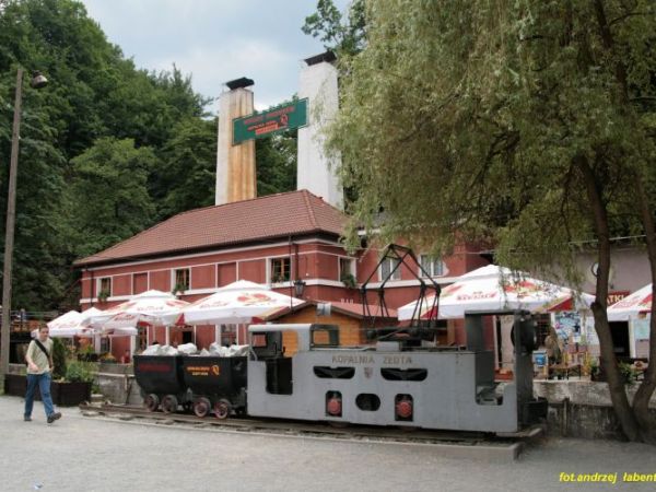 Najstarsze prace wydobywcze prowadzono w okolicach Złotego Stoku już około 2000 lat p.n.e. Od tego czasu aż do lat dzisiejszych zdołano wydrążyć przeszło 300 km