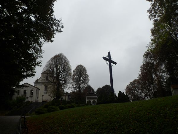 sanktuarium maryjne - kościół pw. Narodzenia Matki Boskiej, parafialny, z początku XVIII wieku.