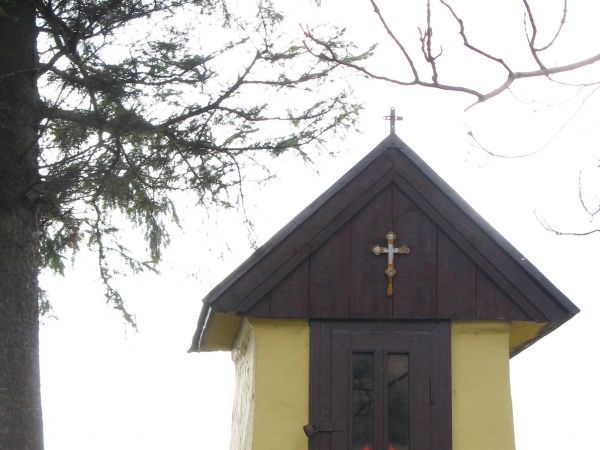 kapliczka ładnie się prezentuje - odnowiona, otoczenie też uprzątnięte  a materiały przewodnickie wskazują , że sama kapliczka jak i rzeźba będąca jej uposażeni