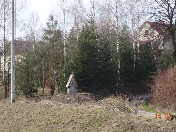 kapliczka przy stawach - zrekonstruowana XIX wieczna a raczej na nowo współcześnie postawiona - na  "oryginale bazując".